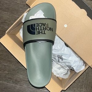 NORTHFACE base Campslide in olive green. NIB